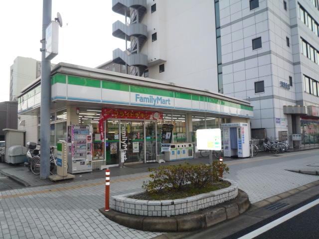 ファミリーマート津駅前店(コンビニ)まで1148m Roots