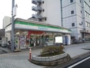 ファミリーマート津駅前店(コンビニ)まで1148m Roots
