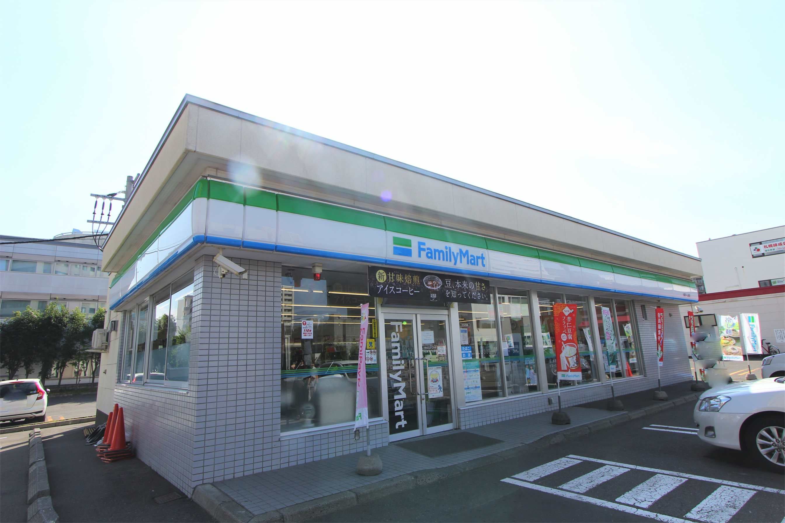 ファミリーマート札幌ﾄﾞーﾑ前店(コンビニ)まで428m F114