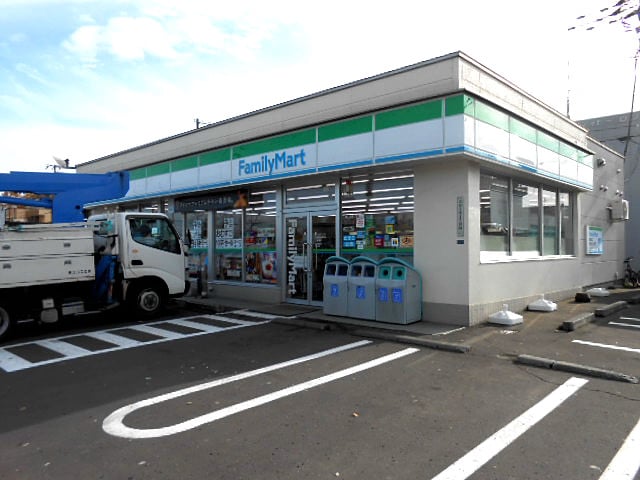 ﾌｧﾐﾘｰﾏｰﾄ 北野通店(コンビニ)まで594m タウンハウスヴァルムＢ