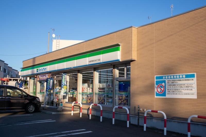 ﾌｧﾐﾘｰﾏｰﾄ 札幌月寒東5条16丁目店(コンビニ)まで100m 朝日ハイツ２号棟