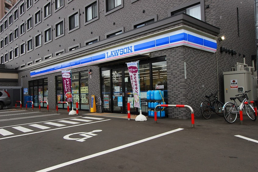 ローソン月寒西2条８丁目店(コンビニ)まで438m フォーレスト月寒