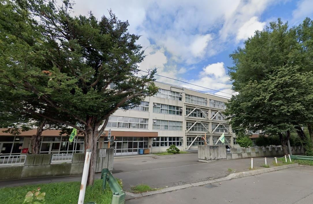 札幌市立月寒中学校(中学校/中等教育学校)まで1161m パオ月寒公園
