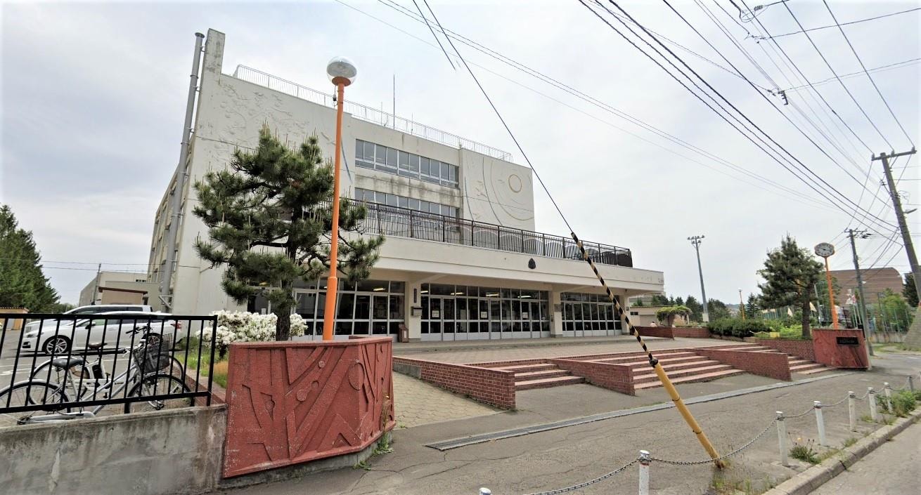 札幌市立平岸高台小学校(小学校)まで1039m ロイヤルレインボー平岸Ｂ棟