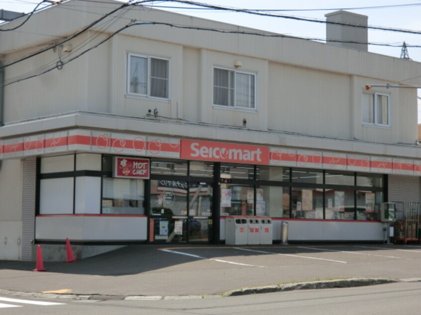 セイコーマート(コンビニ)まで70m 札幌市営地下鉄東西線/南郷１３丁目駅 徒歩22分 1階 築8年