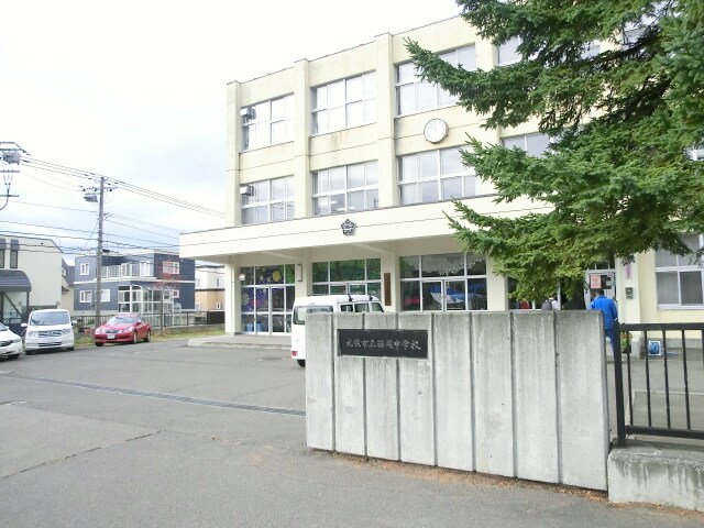 札幌市立西岡中学校(中学校/中等教育学校)まで400m 札幌市営地下鉄南北線/自衛隊前駅 徒歩25分 2階 築26年