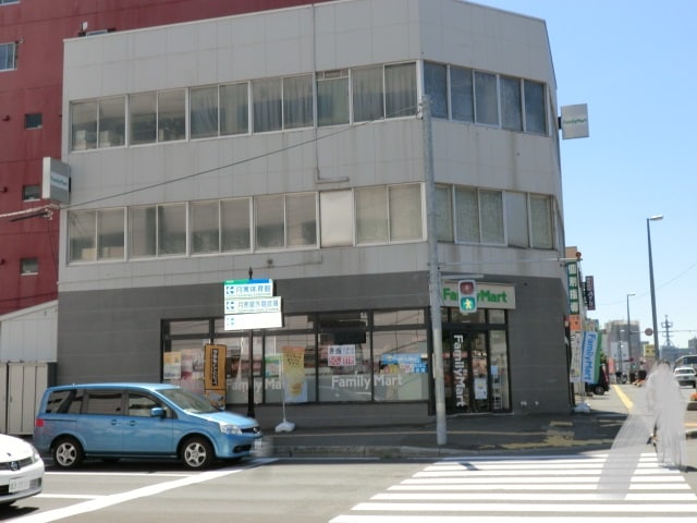 ﾌｧﾐﾘｰﾏｰﾄ 月寒中央店(コンビニ)まで434m ラ・セーヌ月寒