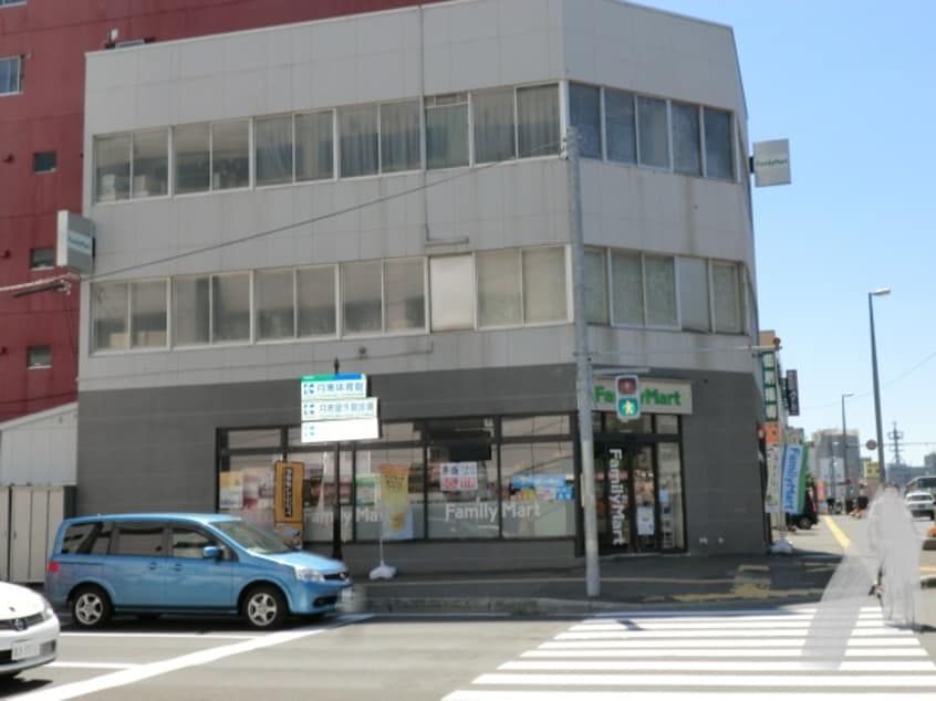 ﾌｧﾐﾘｰﾏｰﾄ 月寒中央店(コンビニ)まで434m ラ・セーヌ月寒
