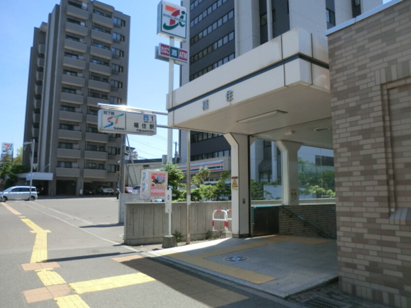 福住駅１番出口まで392m シャトウ西川