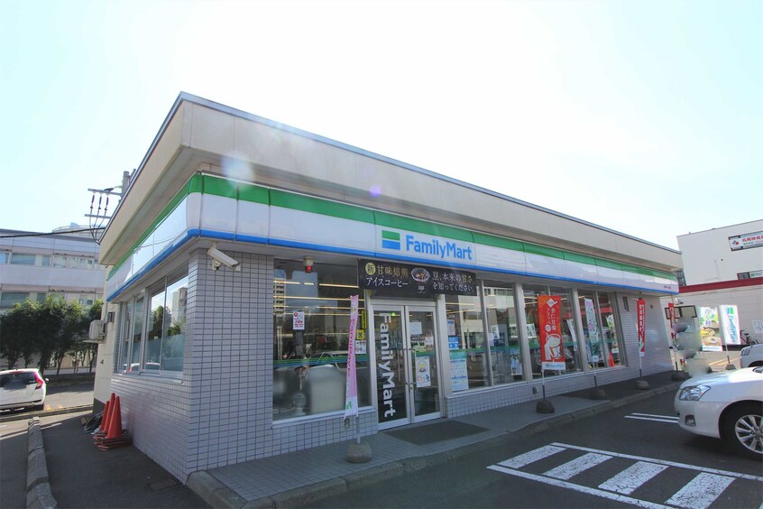 ファミリーマート札幌ﾄﾞーﾑ前店(コンビニ)まで561m Azulドーム前