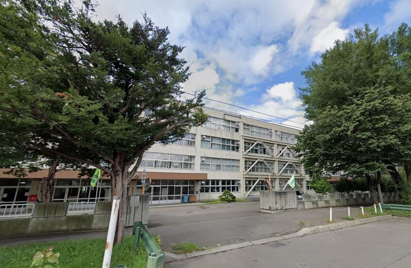札幌市立月寒中学校(中学校/中等教育学校)まで659m 月寒中央通2丁目戸建