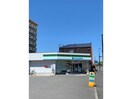 ファミリーマート庄町三丁目店(コンビニ)まで706m アポスタ蔵本公園