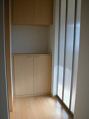  ピースフル樫の前