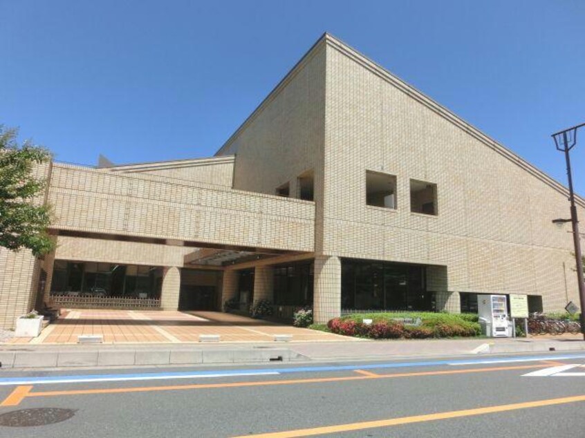 坂戸市立中央図書館(図書館)まで470m グランドセゾン