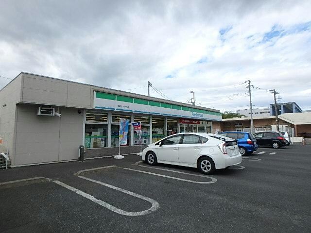 ファミリーマート鳩山ニュータウン店(コンビニ)まで966m 楓ケ丘戸建て
