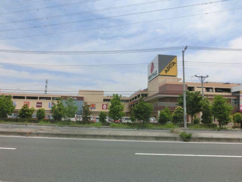 アピタ東松山店(スーパー)まで569m フィオーレⅠ・Ⅱ