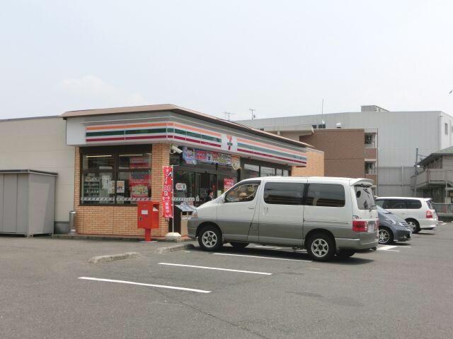 セブンイレブン坂戸八幡店(コンビニ)まで887m フロレゾンアサウミ