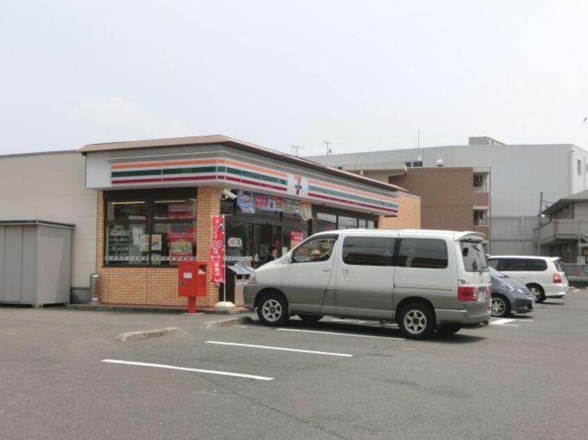 セブンイレブン坂戸八幡店(コンビニ)まで887m フロレゾンアサウミ