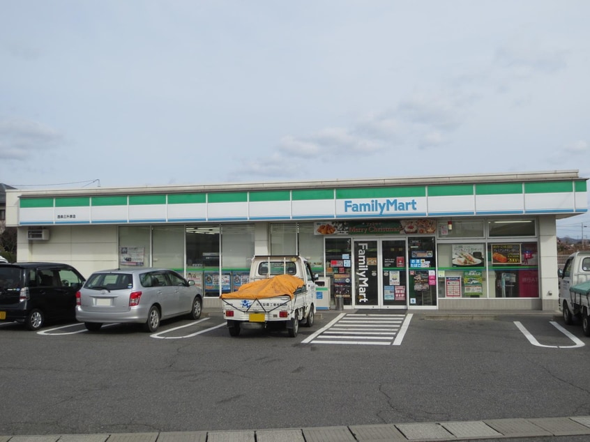 ファミリーマート西条三升原店(コンビニ)まで400m パークサイドOKUGAWA