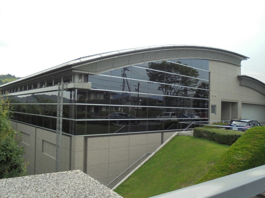 東広島市立 中央図書館(役所)まで827m メゾン・ラ・モール