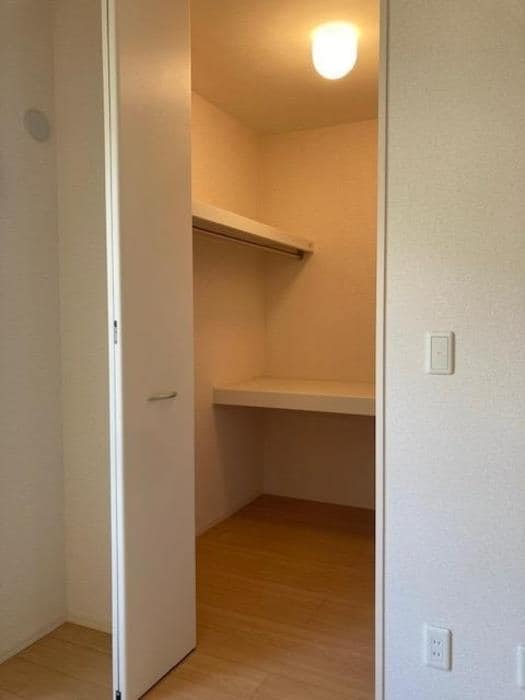 ウォークインクローゼット ウィステリアカラーズ