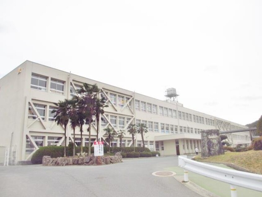 東広島市立八本松中学校(中学校/中等教育学校)まで260m シャンテピエールII　B棟