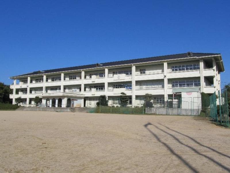 東広島市立乃美尾小学校(小学校)まで2100m フレシール