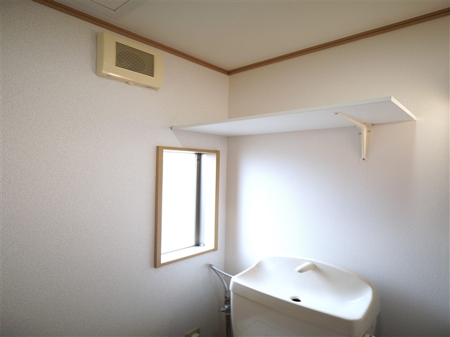 トイレ横窓＋換気扇＋収納棚 リースランド三永A-5