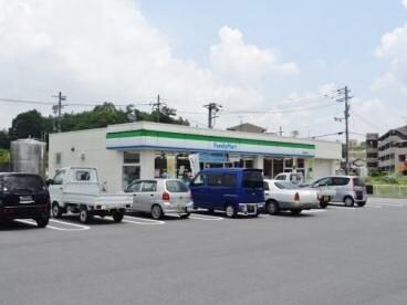 ファミリーマート西条町田口店(コンビニ)まで695m ジョイセブン