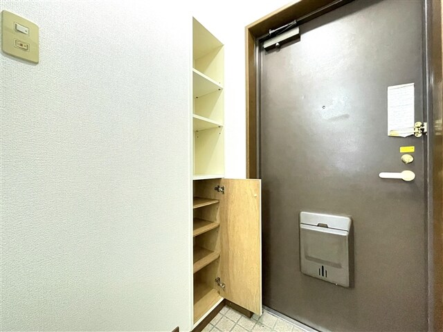 シューズボックス コモド西条