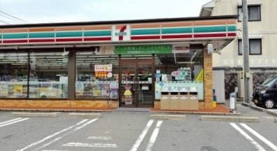 セブンイレブン東広島西条下見中央店(コンビニ)まで174m コモド西条
