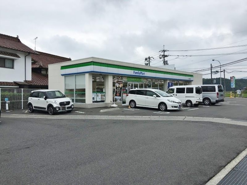 ファミリーマート西条西中郷店(コンビニ)まで559m コーポMIYOSHI