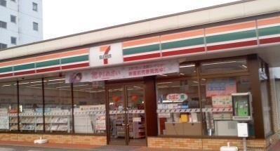 セブンイレブン福島競馬場前店(コンビニ)まで832m カホンハイツ