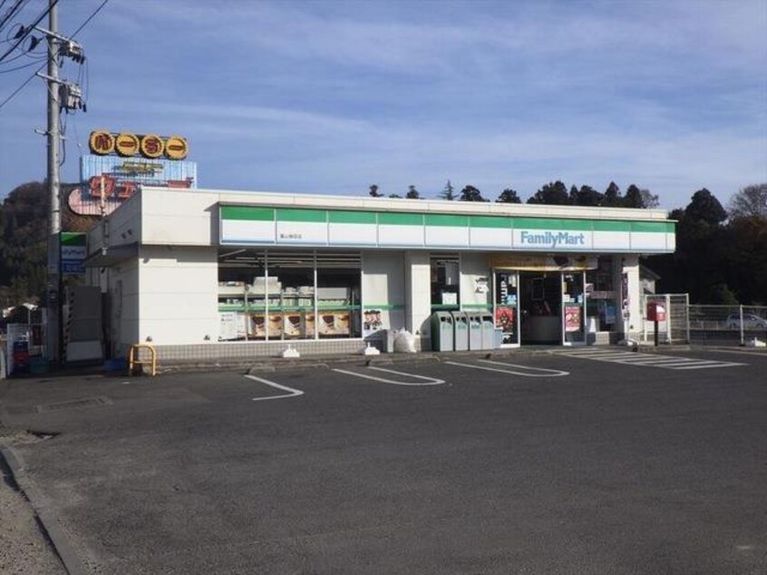 ファミリーマート霊山掛田店(コンビニ)まで300m サンライフ荒井