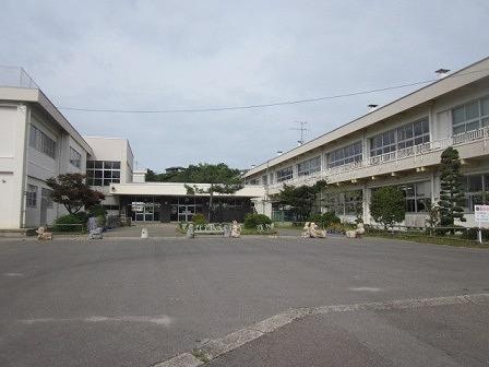 伊達市立掛田小学校(小学校)まで1300m サンライフ荒井