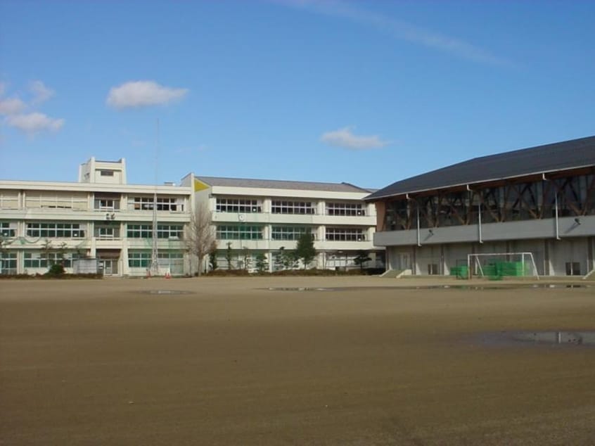 伊達市立霊山中学校(中学校/中等教育学校)まで1000m サンライフ荒井