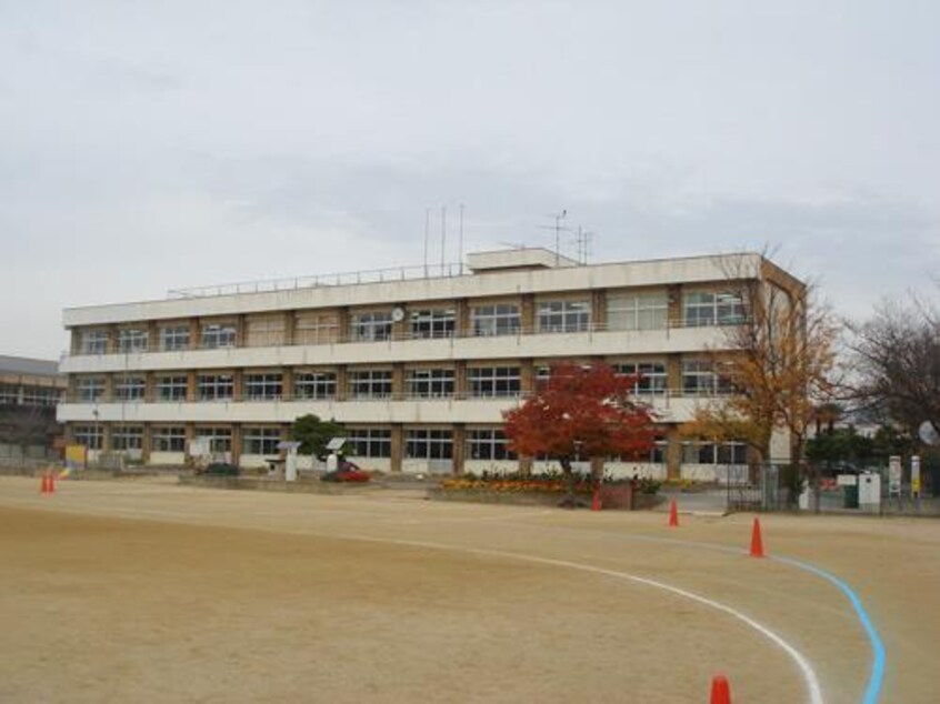 鎌田小学校(小学校)まで520m エミーフラッツ