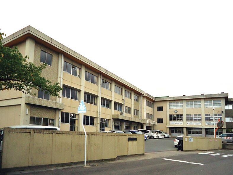 北信中学校(中学校/中等教育学校)まで1200m 黒津長屋(家原毛内)