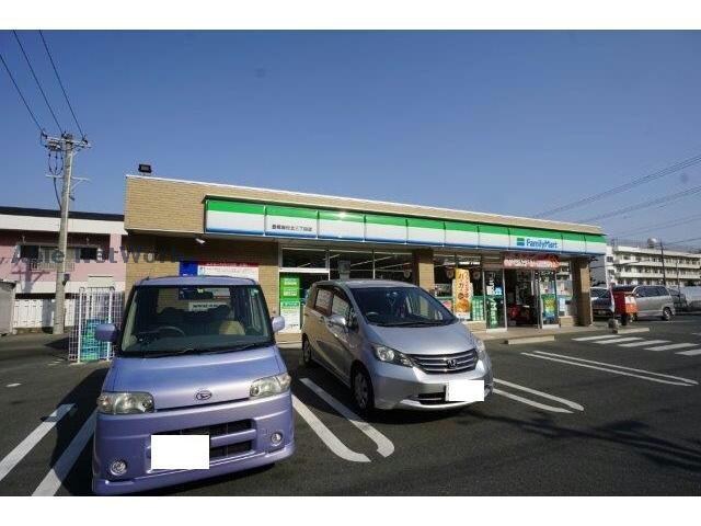 ファミリーマート豊橋飯村北三丁目店(コンビニ)まで656m パークサイド・ウィル