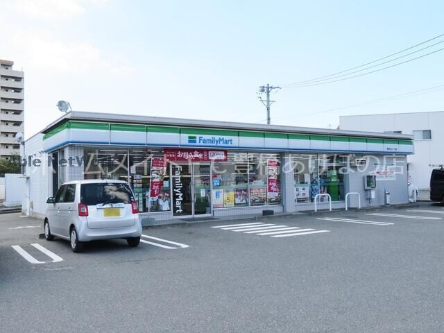 ファミリーマート豊橋向山才ノ神店(コンビニ)まで652m アゼリアコート