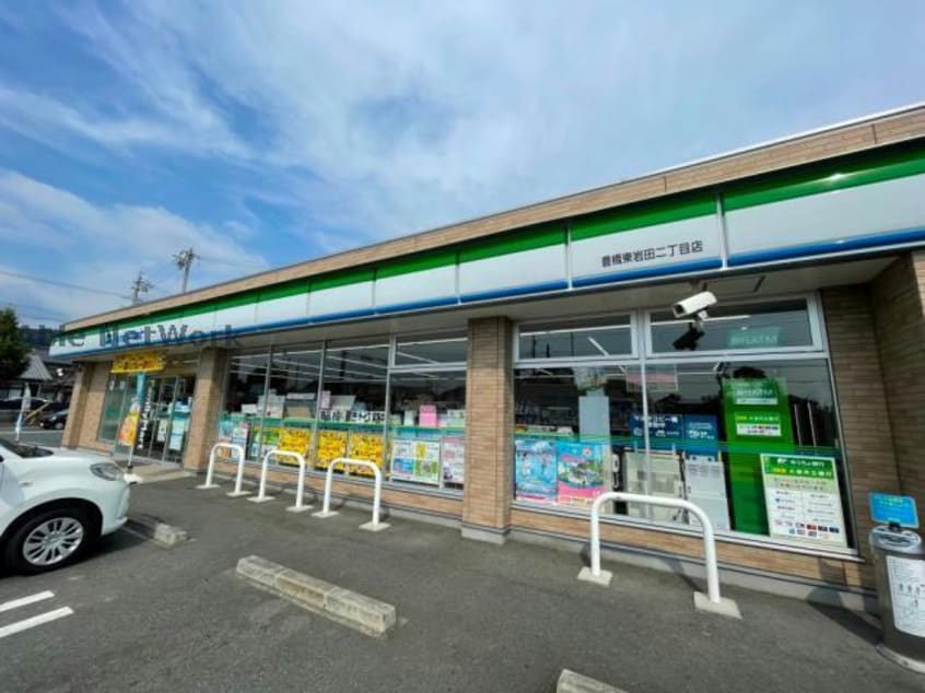 ファミリーマート豊橋東岩田二丁目店(コンビニ)まで496m アストゥペンダ