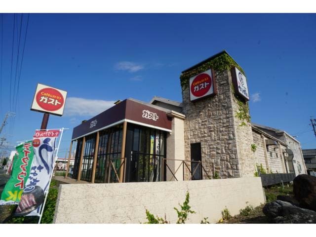 ガスト豊橋花田店(その他飲食（ファミレスなど）)まで147m スウィートガーデン