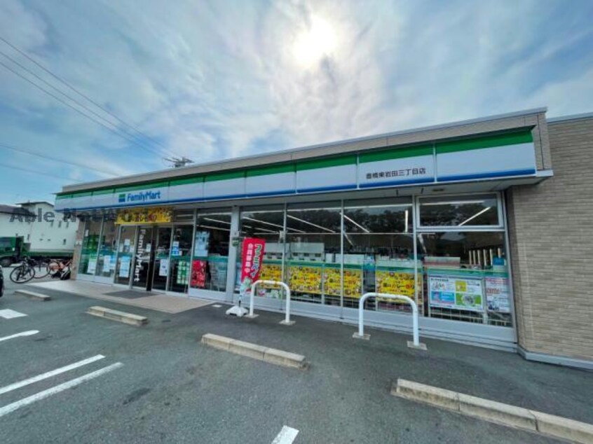 ファミリーマート豊橋東岩田三丁目店(コンビニ)まで94m ヴェルブィル