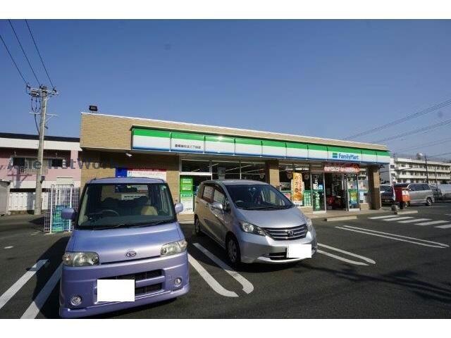 ファミリーマート豊橋飯村北三丁目店(コンビニ)まで612m アペーゴ