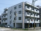 イズミサンリバー川岸の外観
