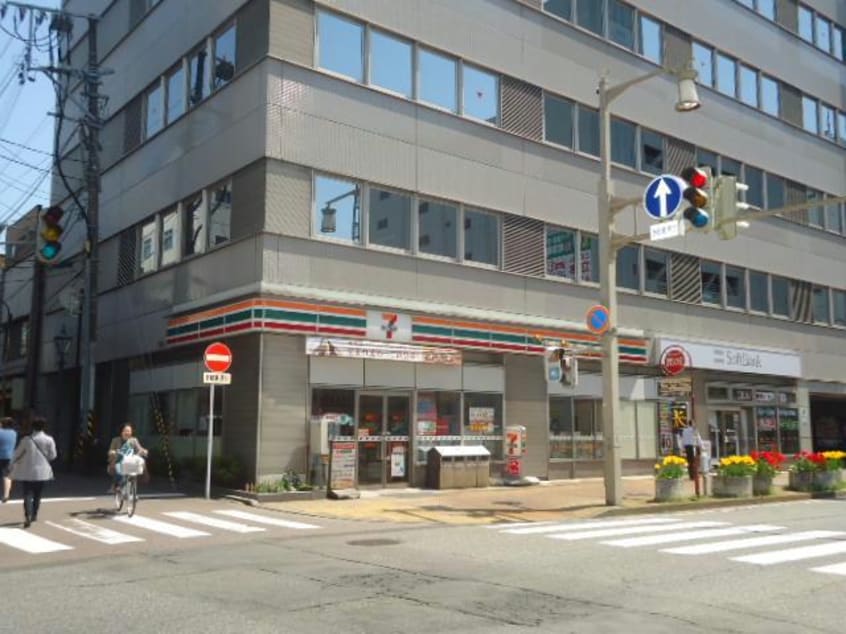 セブンイレブン新潟東堀通6番町店(コンビニ)まで377m ロイヤル礎