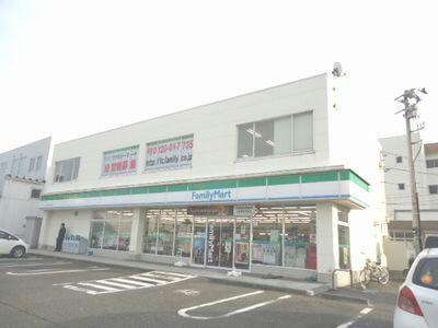 ファミリーマート新潟近江三丁目店(コンビニ)まで582m ロイヤルガーデンコート新和