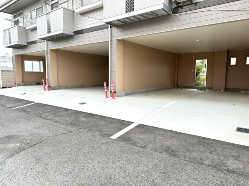 屋根付き駐車場です☆ ミストラルⅠ