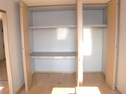 棚型のクローゼットになっているので、コンパクトで使いやすい！