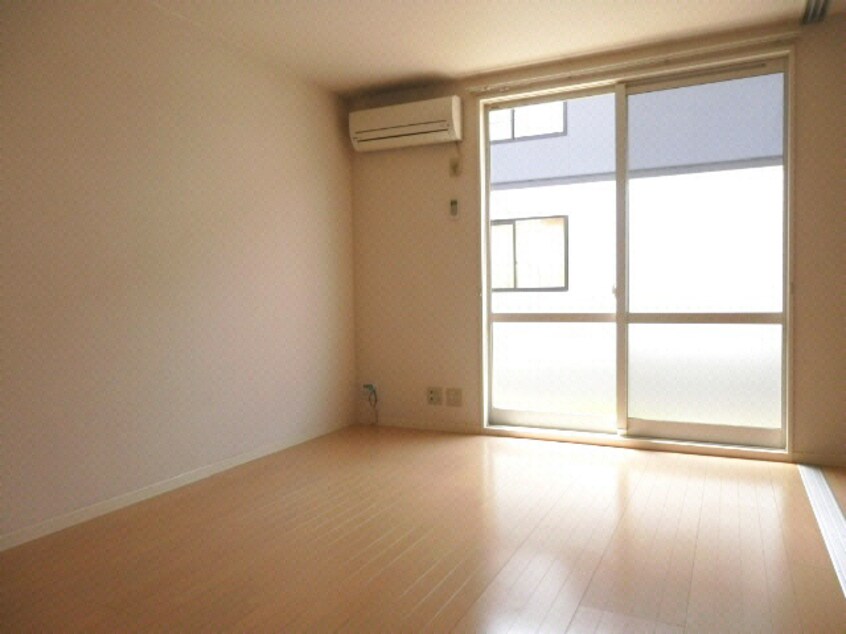 たっぷり陽射しが入り明るいリビングです シャーメゾンＤＯＮ3